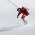 Snowboarder springt in de sneeuw, Wallis, Zwitserland