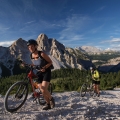 Mountainbikers in de Dolomieten, Italië